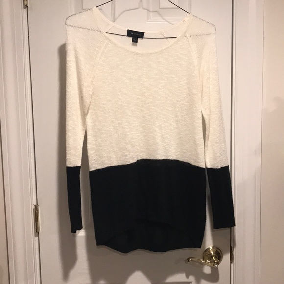 White and black sweater - Picture 1 of 1